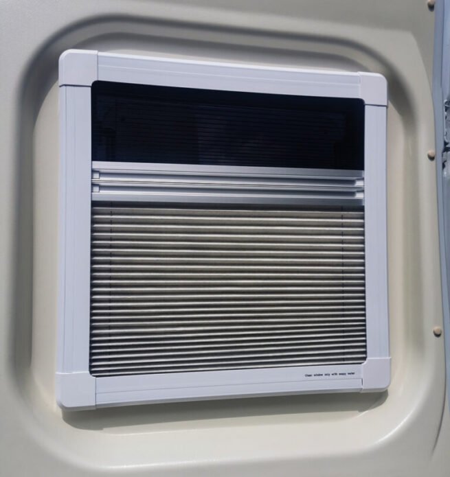Finestra camper a compasso con oscurante e zanzariera integrati mm 280 x 380 - immagine 3