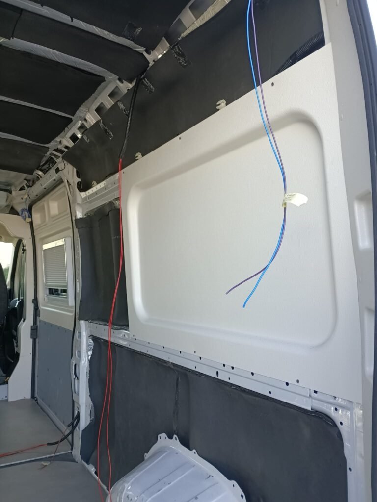 Isolamento delle pance laterali del furgone