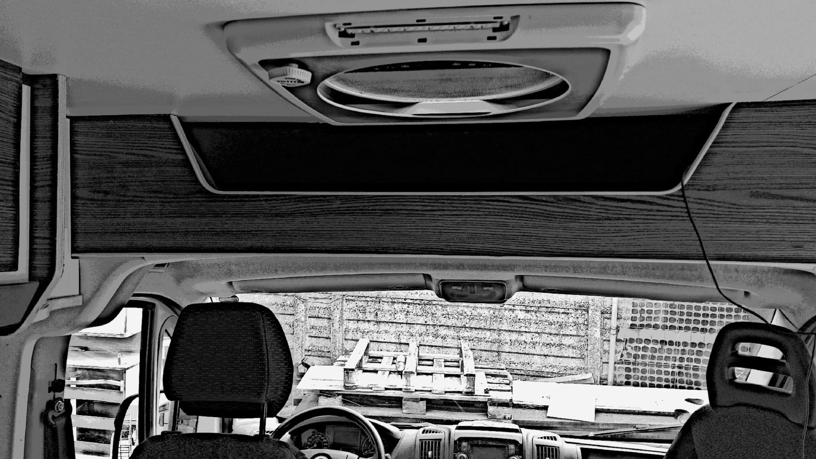 Foto reale della Pala Cappelliera installata del kit Campee OpenLoad su van Ducato L3H2, realizzata in legno nobilitato leggero e resistente all’acqua, con finitura professionale